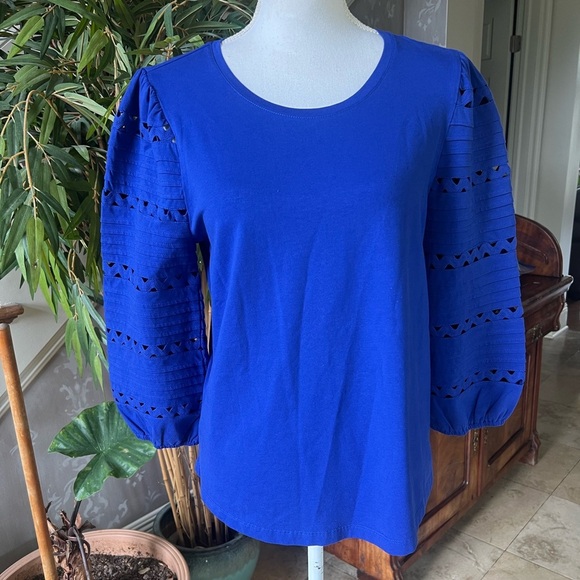 Chico’s ladies  blue puff sleeve top excellent condition. Medium NWOT. - Picture 2 of 9